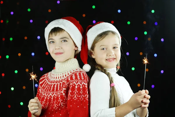 Deux Enfants Avec Des Lumières Bengale Dans Leurs Mains — Photo