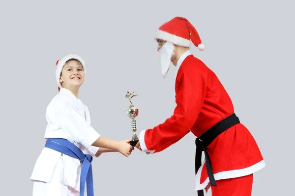 Jultomten Med Svart Bälte Ger Små Idrottaren Belöning — Stockfoto