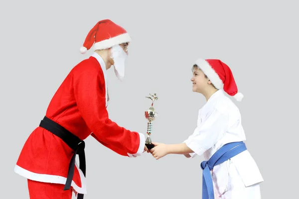 Rapaz Karategi Papai Noel Com Cinto Preto Cálice Karatê — Fotografia de Stock