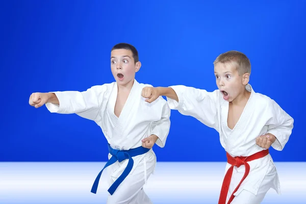 Deporte Niños Están Entrenando Golpes Brazo Sobre Fondo Azul Claro — Foto de Stock