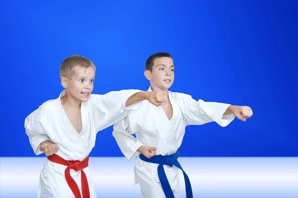 Desportistas Estão Batendo Braço Soco Fundo Azul Claro — Fotografia de Stock