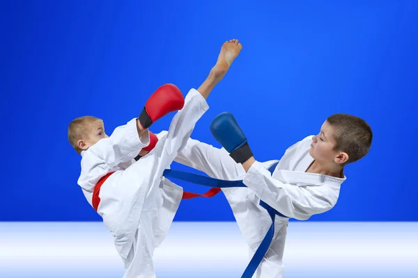 Gli Sportivi Battono Calci Uno Sfondo Azzurro — Foto Stock