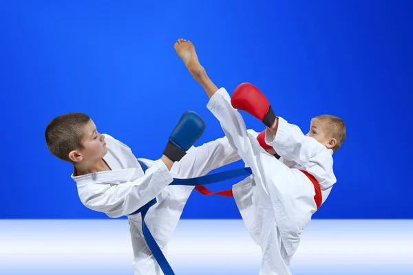 Niños Atletas Están Entrenando Golpes Sobre Fondo Azul Claro — Foto de Stock