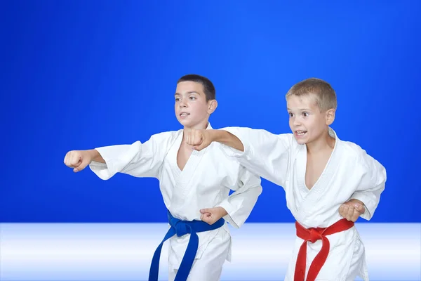 Fondo Azul Claro Los Atletas Están Entrenando Brazo Del Ponche — Foto de Stock