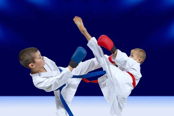 Sobre Fondo Azul Oscuro Los Chicos Están Golpeando Patadas — Foto de Stock