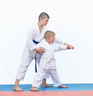 Kardeş kardeşi yumruk kol yendi öğretiyor