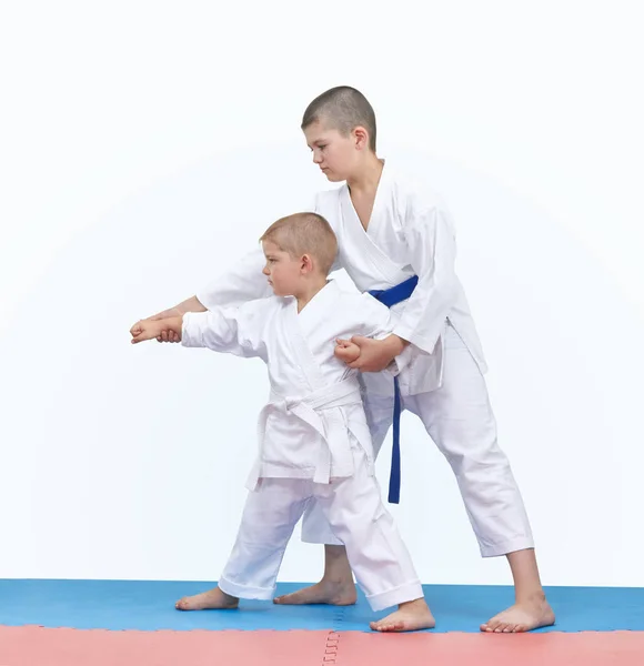 Broer Met Een Blauwe Riem Leert Broer Met Een Witte — Stockfoto