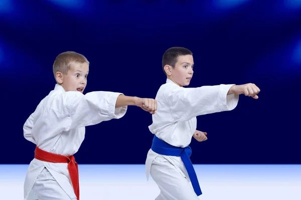 Jongens Karategi Opleiding Klap Hand — Stockfoto