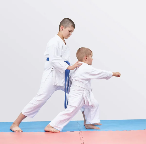 Little Athlete Beats Punch Arm Guidance Senior — Stock Photo, Image