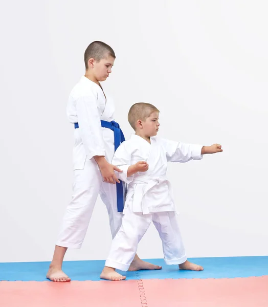 Hermano Mayor Karateka Está Entrenando Hermano Puñetazo — Foto de Stock