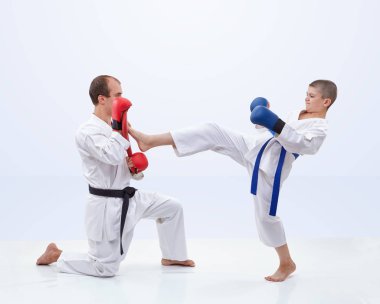 Çocuk bir darbe ayak üzerinde Koç tutan yener