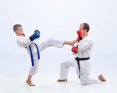 Atlet bir tekme bacak simülatör eğitim