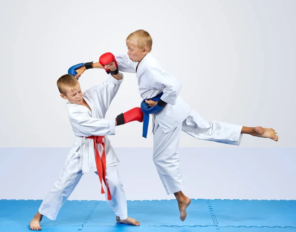 Dans Karategi Deux Karateka Sont Bras Bloc Poinçon Entraînement — Photo