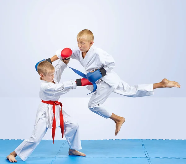 Zwei Karateka Mit Überlagerungen Den Händen Trainieren Punch Sprung Und — Stockfoto