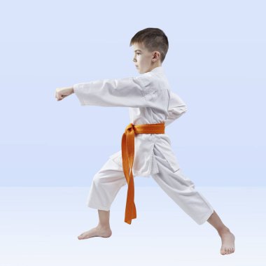 Atlet açık arka plana karşı bir darbe atıyor