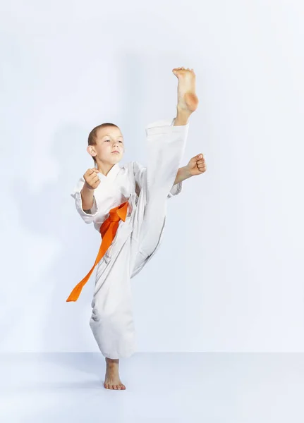 Karateka Com Cinto Laranja Está Batendo Perna Pontapé — Fotografia de Stock