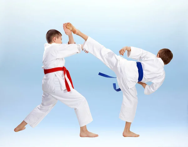 High Kick Und Block Trainieren Jungen Karategi — Stockfoto