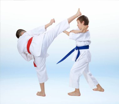 Karate teknikleri hafif bir arka plan üzerinde çocuk eğitim