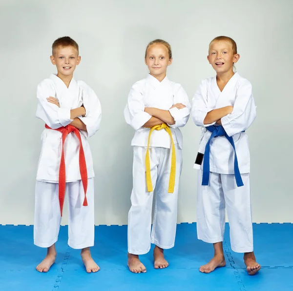 Kinder Karategi Stehen Auf Blauen Matten — Stockfoto