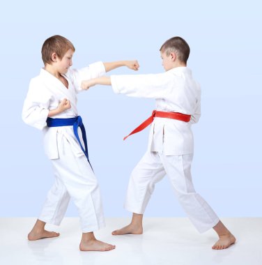 Çocuklar birbirlerine doğru yumruk kol yendi