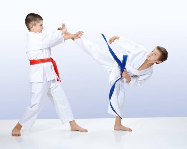 Karate teknikleri içinde karategi sporcular yetiştirmek