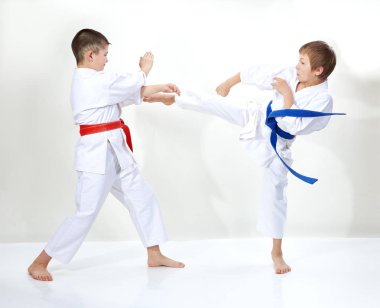 Hafif bir arka plan üzerinde çocuklar eğitim bloğu ve bacak tekme