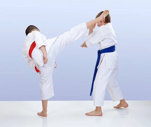 Chute Perna Bloquear Atletas Fazendo Karategi — Fotografia de Stock