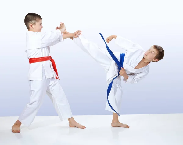 Karate Teknikleri Içinde Karategi Sporcular Yetiştirmek — Stok fotoğraf