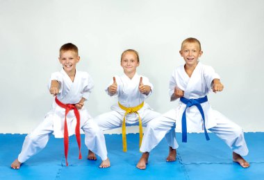 Üç sporcu yumruk atıyor ve parmak süper Haritayı gösterir