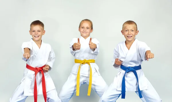 Zwei Jungen Schlägt Schlag Mädchen Zeigt Einen Finger Super — Stockfoto