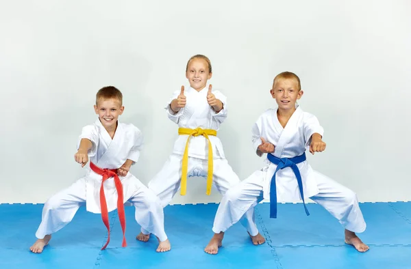 Een Grijze Achtergrond Kinderen Tonen Een Vinger Super Verslaat Punch — Stockfoto