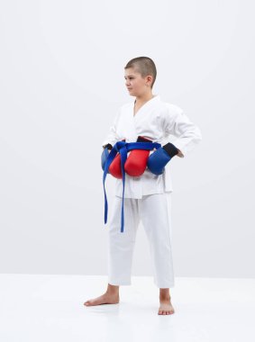 Elinde mavi bindirmeleri ve kemer arkasında kırmızı bindirmeleri karateka çocuk