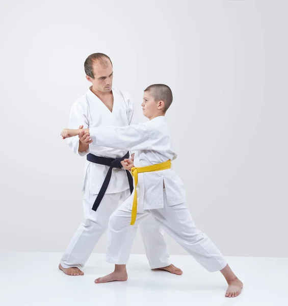 Entrenador Con Cinturón Negro Endereza Karateka Niño Con Cinturón Amarillo — Foto de Stock