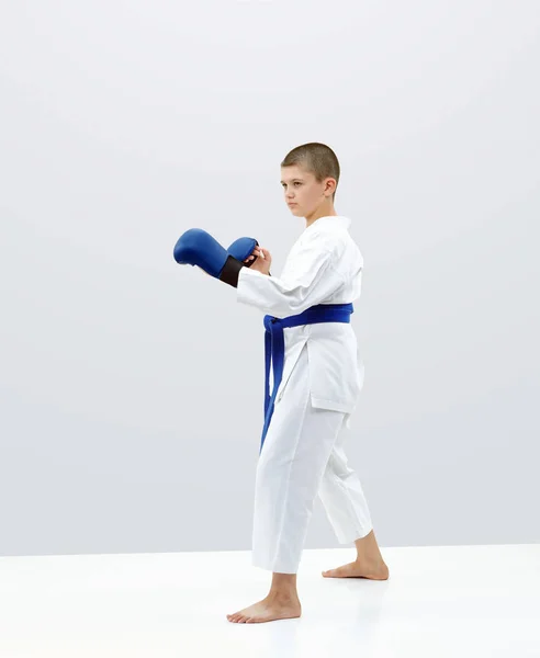 Karateka Junge Steht Karate Regal — Stockfoto