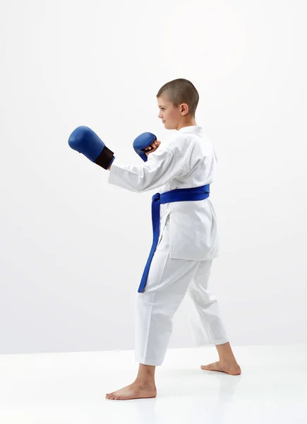Karateka 男孩站在架子上空手道 — 图库照片
