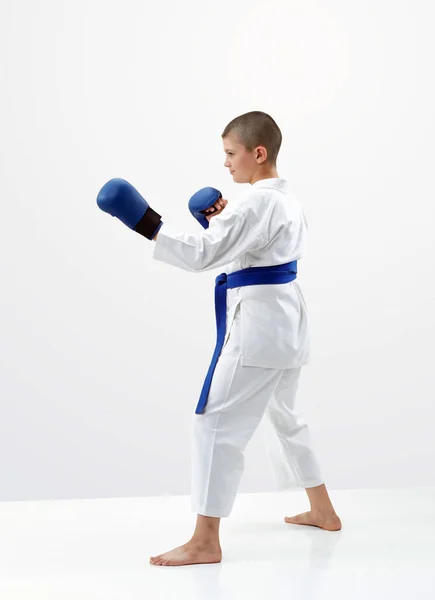 Karateka Ragazzo Piedi Nel Rack Karate — Foto Stock