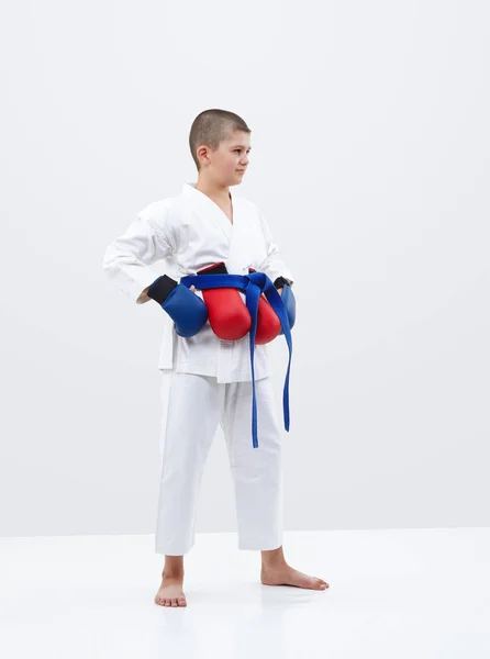 Karateka Niño Con Cinturón Azul Superposiciones Sobre Fondo Claro — Foto de Stock