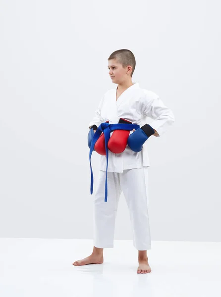 Karateka Ragazzo Con Sovrapposizioni Blu Sulle Mani Sovrapposizioni Rosse Dietro — Foto Stock