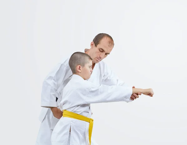 Master Teaches Athlete Yellow Belt Beat Blow — Stock Photo, Image