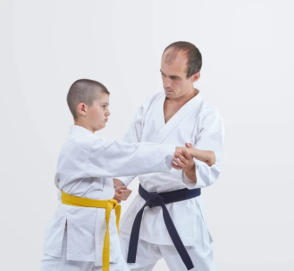 Allenatore Con Cintura Nera Insegna Ragazzo Karateka Con Cintura Gialla — Foto Stock