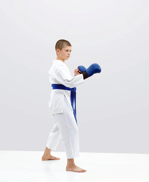 Con Una Cintura Blu Karateka Ragazzo Piedi Nel Rack Karate — Foto Stock