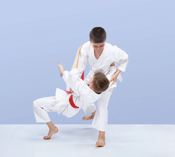 Junge Athleten Trainieren Judo Würfe — Stockfoto