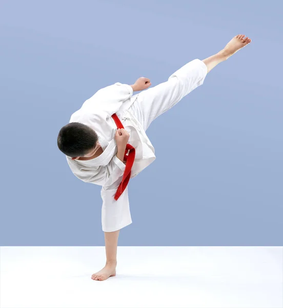 Karate Atleet Raakt Een Trap Tegen Een Lichte Achtergrond — Stockfoto