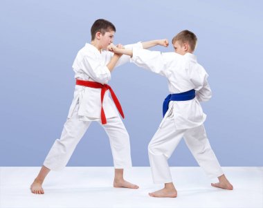 İki erkek grev ve el blok tren