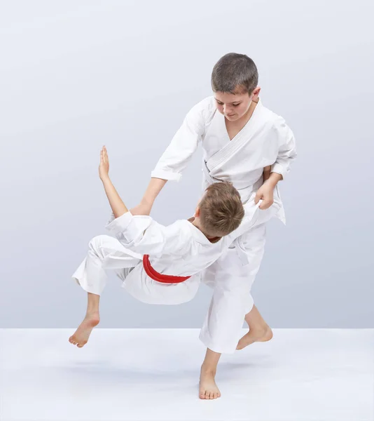 Kinder Trainieren Judo Würfe — Stockfoto