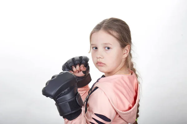 Sportvrouw Met Zwarte Overlays Handen — Stockfoto