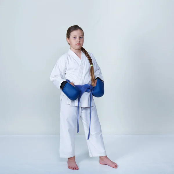 Sobre Fondo Claro Una Hermosa Atleta Con Cinturón Azul Superposiciones — Foto de Stock