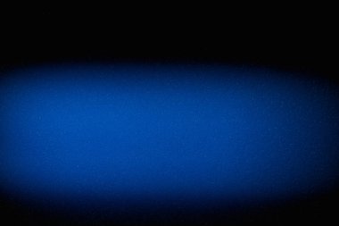 Siyah arkaplan hacimli bulanık mavi bulutta