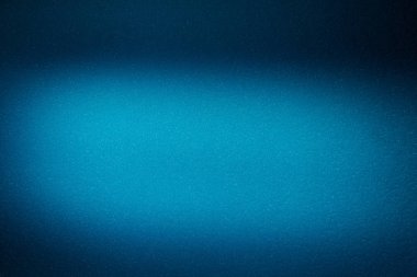 Mavi desensel bulanık arkaplanda açık mavi bir ışık bulutu var.