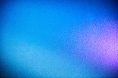 Bulanık dokusal mavi arkaplanda pembe bir ışık lekesi